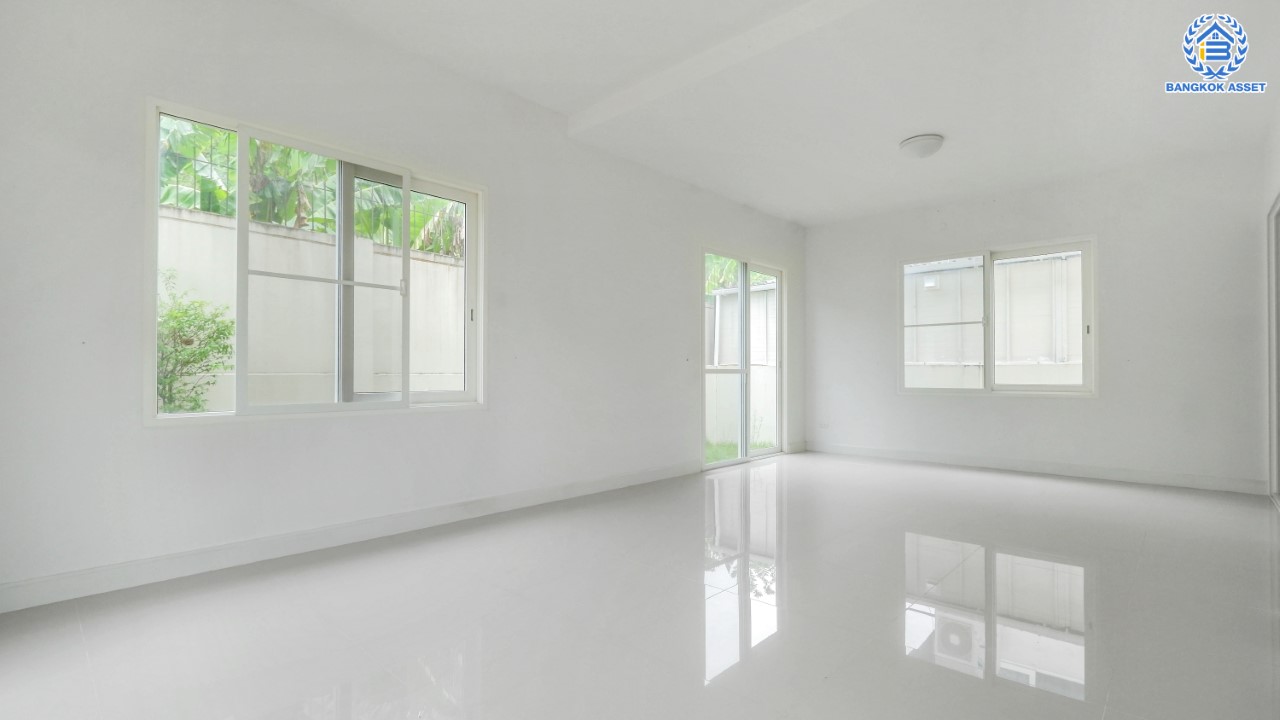 บ้านมือสองตกแต่งใหม่ แบรนด์สุดหรู Sansiri ม.คณาสิริ วงแหวน-พระราม5 ห้องมุม ตกแต่งสไตล์โมเดิร์น เนื้อที่ 56.7 ตร.ว. ฟังก์ชัน 3 ห้องนอน 2 ห้องน้ำ จอดรถได้ 2 คัน แถมแอร์ 1 เครื่อง และเครื่องดูดควัน 1 เครื่อง บนทำเลเดินทางสะดวก ใกล้เซ็นทรัลเวสต์เกต และรถไฟฟ้าสายสีม่วง "สถานีตลาดบางใหญ่"